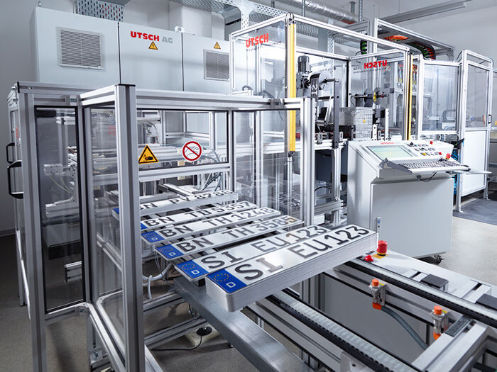 Vollautomatische Prägepresse für die Kennzeichenproduktion